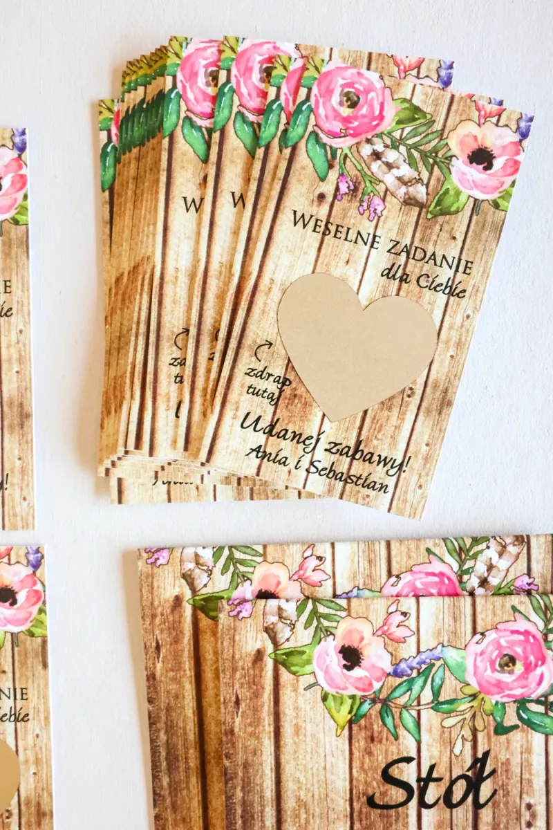 Personalizowane zdrapki ślubne z różowymi kwiatami, rustykalne drewniane tło