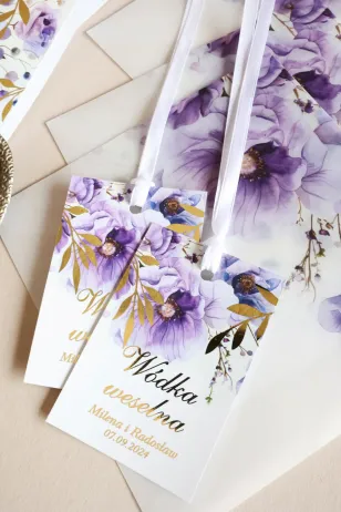 Eleganckie zawieszki na butelki weselne z fioletowymi kwiatami i złoceniami | Rubin nr 15