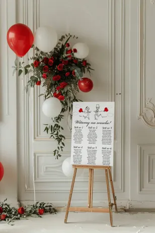 Elegancki plan stołów na wesele, białe tło, kwiaty i balony | Plan stołów weselnych | Bueno nr 5