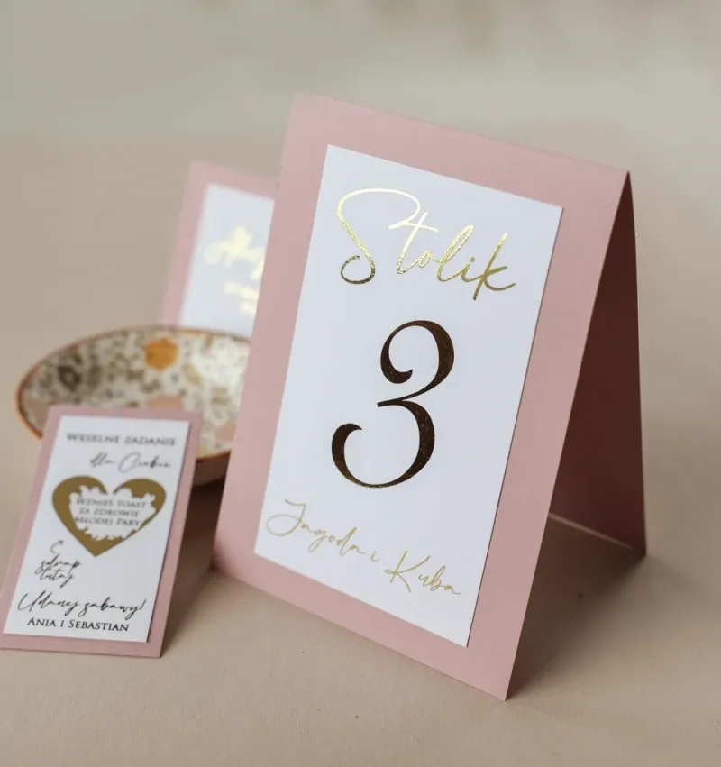 Pastelowe różowe numery stolików weselnych | Personalizowane numery stołów