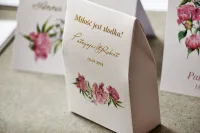 Eleganckie pudełeczka z piwoniami na podziękowania dla gości