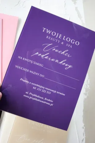 Personalizowany voucher na szkle z eleganckim fioletowym tłem | Druk cyfrowy voucherów | VS4