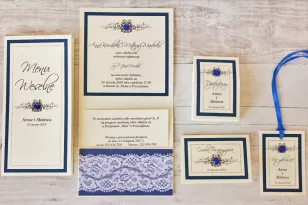 Hochzeitseinladung mit Accessoires - Mit Spitze Nr. 2 - Kornblumencreme - Elegant mit Strasssteinen und Spitze