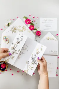 Zaproszenia ślubne złocone, białe kwiaty | Amelia-Wedding.pl