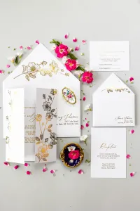 Zaproszenia ślubne złocone, białe kwiaty | Amelia-Wedding.pl