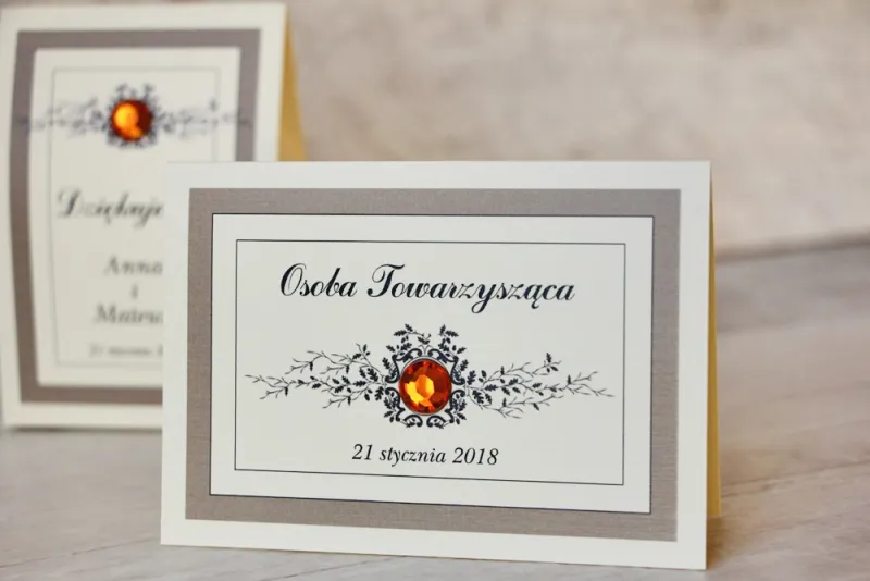 Winietki na stół weselny, ślub - Z Koronką nr 4 - Brązowe - eleganckie dodatki ślubne z cyrkonią Winietki na stół weselny, ślub - Z Koronką nr 4 - Brązowe - eleganckie dodatki ślubne z cyrkonią