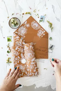 Szklane zaproszenia ślubne z białymi kwiatami | PR25