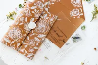 Szklane zaproszenia ślubne z białymi kwiatami | PR25