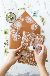 Szklane zaproszenia ślubne z białymi kwiatami | PR25