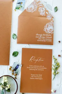 Szklane zaproszenia ślubne z białymi kwiatami | PR25