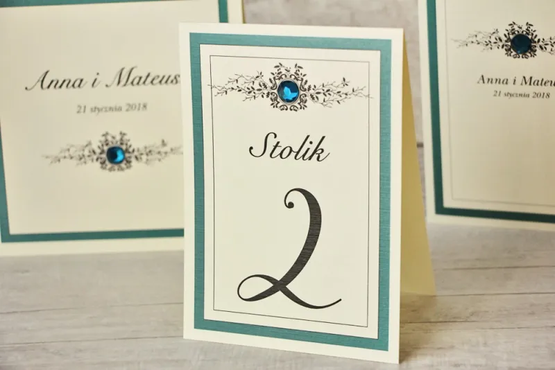 Numery stolików, stół weselny, ślub - Z Koronką nr 5 - Szmaragdowe akcenty, eleganckie dodatki ślubne Numery stolików, stół weselny, ślub - Z Koronką nr 5 - Szmaragdowe akcenty, eleganckie dodatki ślubne