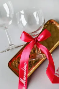 Winietki Ślubne na Wstążce Amarantowe | Personalizacja GRATIS