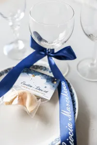 Granatowe Winietki Ślubne na Wstążce | Eleganckie i Unikalne