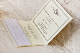 Hochzeitseinladung, elegante Hochzeitseinladungen mit Strasssteinen - Mit Spitze Nr. 7 - Grau-Creme - Innenseite der Einladung