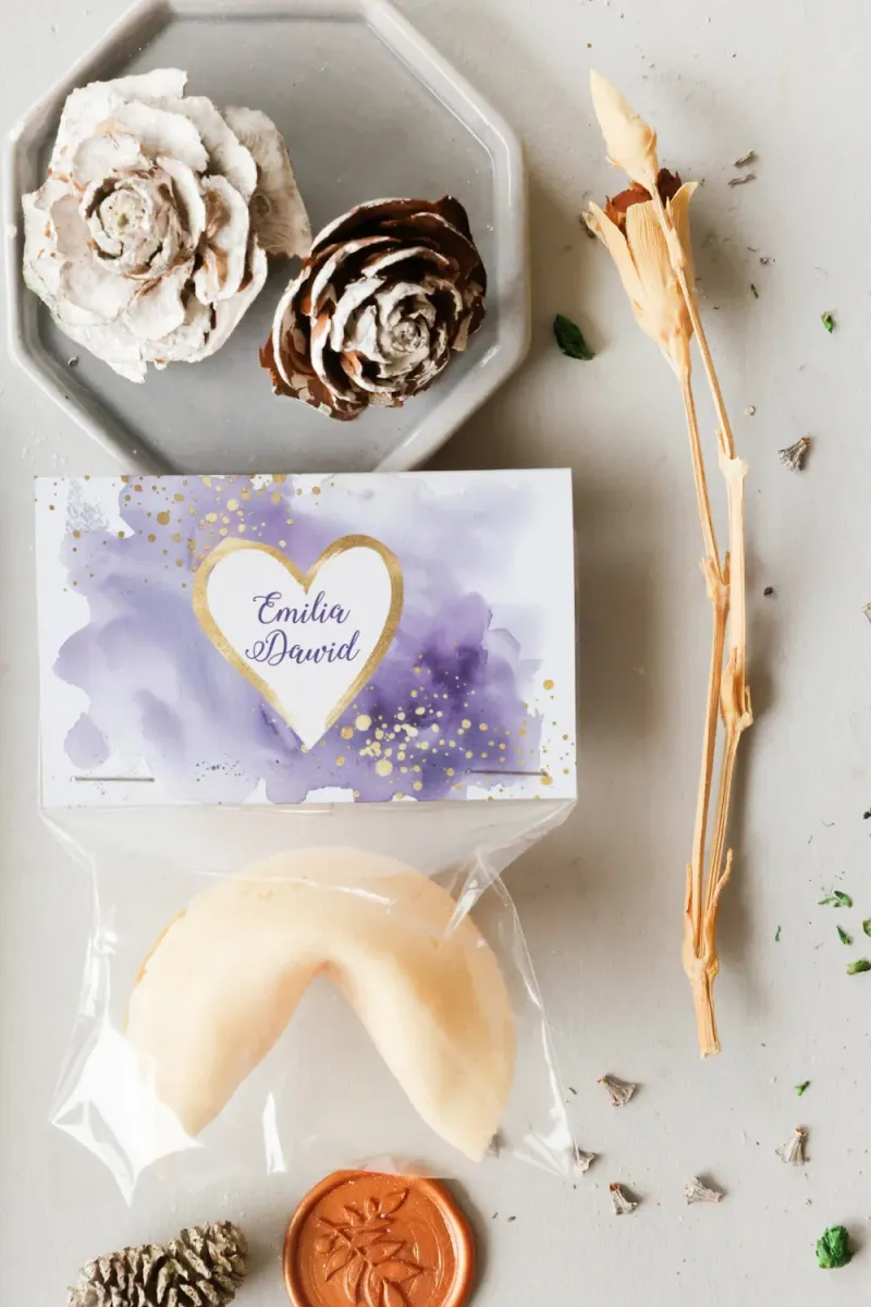 Ciasteczka z wróżbą w pastelowym fiolecie – wyjątkowe podziękowania dla gości Ciasteczka z wróżbą w pastelowym fiolecie – wyjątkowe podziękowania dla gości