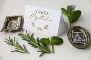Złocone Winietki Ślubne z Gałązką | Eleganckie Wizytówki na Stół
