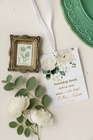 Złocone Zawieszki na Wódkę Weselną Białe Kwiaty | Personalizowane Etykiety na Butelki