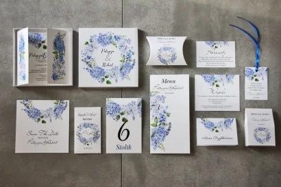 Zaproszenia w Pudełku z błękitnym wiankiem hortensji | Eleganckie zaproszenia na wesele | Pistacjowe nr 1