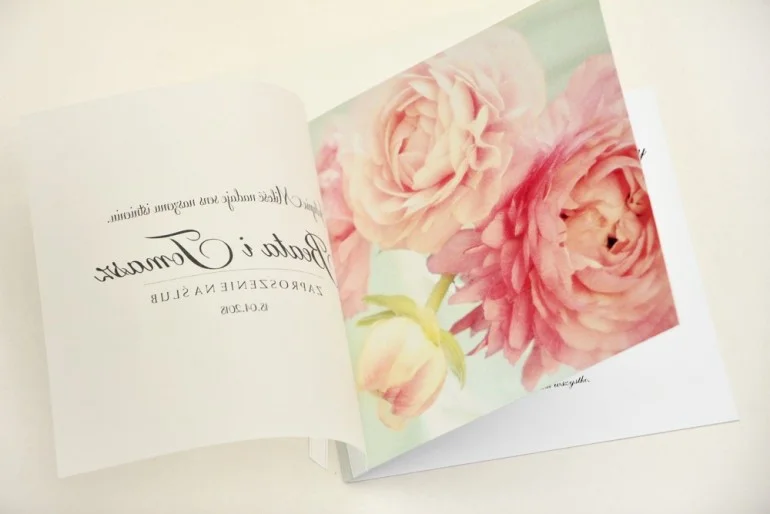 Romantyczne Zaproszenie z Kalką, Piwonie w Odcieniach Różu i Mięty | Ślubne Zaproszenia z Motywem Kwiatowym