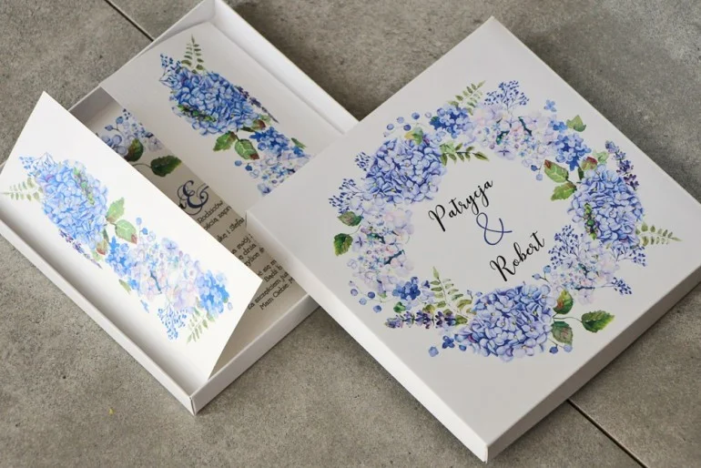 Zaproszenia w Pudełku z błękitnym wiankiem hortensji | Eleganckie zaproszenia na wesele
