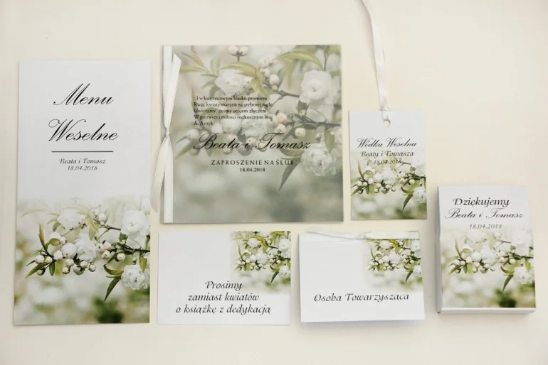 Zaproszenia na wesele z białymi kwiatami wiśni i delikatną kalką | Nietypowe zaproszenia ślubne