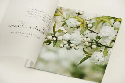 Zaproszenia na wesele z białymi kwiatami wiśni i delikatną kalką | Nietypowe zaproszenia ślubne