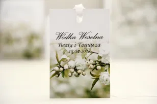 Zawieszka na butelkę, wódka weselna, ślub - Elegant nr 6 - Białe kwiaty - kwiatowe dodatki ślubne