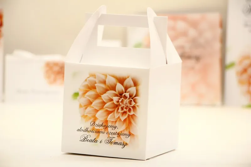 Pudełko na ciasto kwadratowe, tort weselny - Elegant nr 9 - Łososiowe dalie - kwiatowe dodatki ślubne