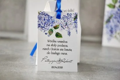 Eleganckie Zawieszki na Butelki z błękitnym wiankiem kwiatów | Zawieszki na Wódkę Weselną