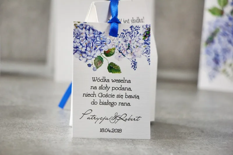 Zawieszka na butelkę, Wódka weselna, ślub - Pistacjowe nr 1 - Błękitne hortensje Zawieszka na butelkę, Wódka weselna, ślub - Pistacjowe nr 1 - Błękitne hortensje