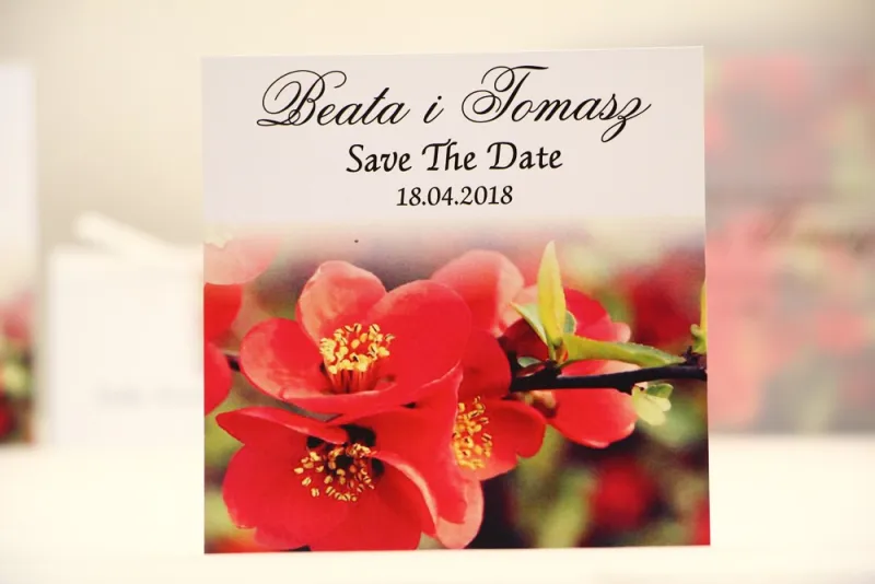 Bilecik Save The Date do zaproszenia ślubnego - Elegant nr 15 - Czerwone kwiaty pigwowca