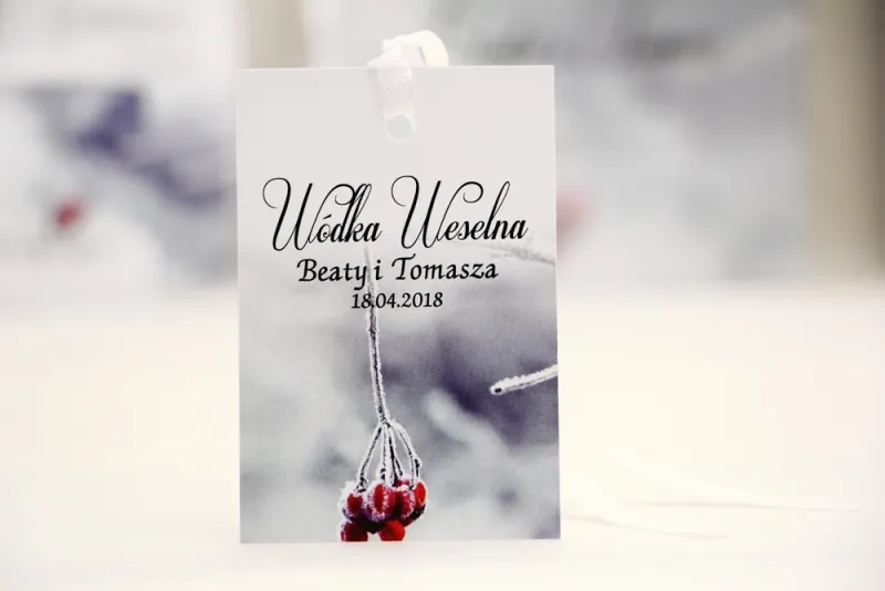 Zawieszka na butelkę, wódka weselna, ślub - Elegant nr 17 - Zimowa jarzębina - kwiatowe dodatki ślubne Zawieszka na butelkę, wódka weselna, ślub - Elegant nr 17 - Zimowa jarzębina - kwiatowe dodatki ślubne