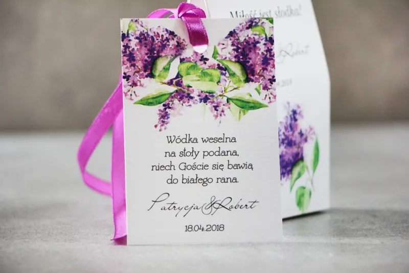 Zawieszka na butelkę, Wódka weselna, ślub - Pistacjowe nr 2 - Wiosenny fioletowy bez Zawieszka na butelkę, Wódka weselna, ślub - Pistacjowe nr 2 - Wiosenny fioletowy bez