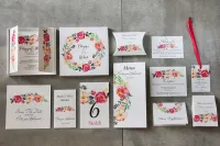 Zaproszenia ślubne w pudełku z peoniami | Amelia-Wedding.pl