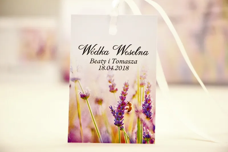Zawieszka na butelkę, wódka weselna, ślub - Elegant nr 28 - Lawendowe pole - kwiatowe dodatki ślubne Zawieszka na butelkę, wódka weselna, ślub - Elegant nr 28 - Lawendowe pole - kwiatowe dodatki ślubne