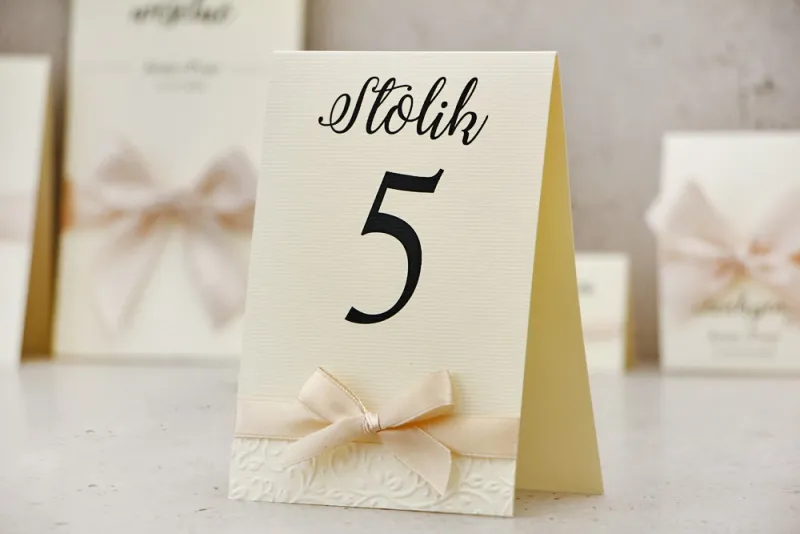 Numery stolików, stół weselny, ślub - Belisa nr 5 - Kremowe, ecru, eleganckie z kokardką, dodatki ślubne Numery stolików, stół weselny, ślub - Belisa nr 5 - Kremowe, ecru, eleganckie z kokardką, dodatki ślubne