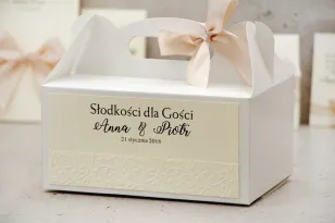 Prostokątne pudełko na ciasto, tort weselny, ślub - Belisa nr 5 - Kremowe z kokardką i papierem tłoczonym