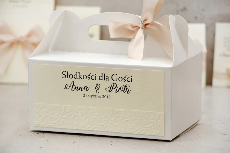 Prostokątne pudełko na ciasto, tort weselny, ślub - Belisa nr 5 - Kremowe z kokardką i papierem tłoczonym