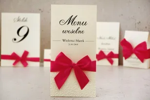 Menu weselne, stół weselny - Belisa nr 7 - Amarantowa kokarda - dodatki ślubne z tłoczeniem