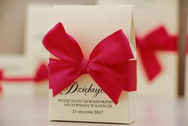 Pudełeczko stojące na cukierki, podziękowania dla Gości weselnych - Belisa nr 7 - Amarantowa kokarda, eleganckie dodatki ślubne Pudełeczko stojące na cukierki, podziękowania dla Gości weselnych - Belisa nr 7 - Amarantowa kokarda, eleganckie dodatki ślubne