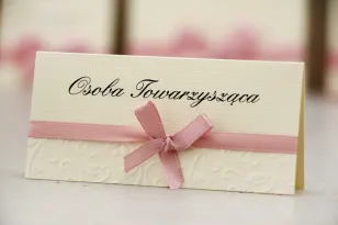 Winietki na stół weselny, ślub - Belisa nr 3 - Różowa kokardka, z tłoczeniem, dodatki ślubne