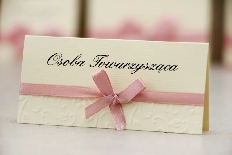 Winietki na stół weselny, ślub - Belisa nr 3 - Różowa kokardka, z tłoczeniem, dodatki ślubne Winietki na stół weselny, ślub - Belisa nr 3 - Różowa kokardka, z tłoczeniem, dodatki ślubne