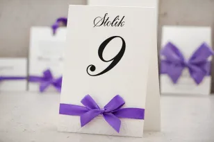 Numery stolików, stół weselny, ślub - Belisa nr 4 - Fioletowa kokardka, eleganckie dodatki ślubne