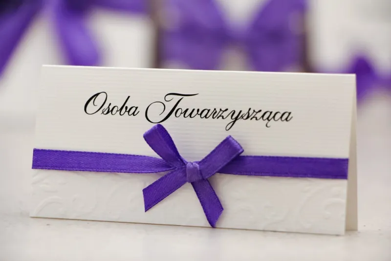 Winietki na stół weselny, ślub - Belisa nr 4 - Fioletowe - dodatki ślubne z kokardką Winietki na stół weselny, ślub - Belisa nr 4 - Fioletowe - dodatki ślubne z kokardką