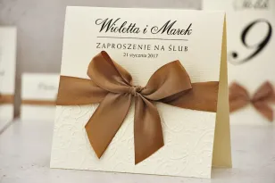 Eleganckie Zaproszenia ślubne z tłoczeniem - Klasyczny, elegancki wzór z efektowną kokardą i pięknym papierem tłoczonym