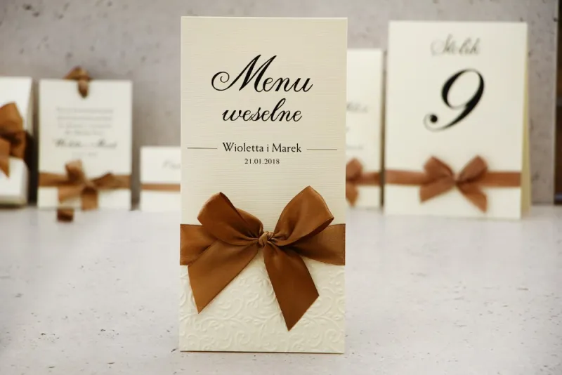 Menu weselne, stół weselny - Belisa nr 1 - Brązowe - dodatki ślubne z tłoczeniem Menu weselne, stół weselny - Belisa nr 1 - Brązowe - dodatki ślubne z tłoczeniem