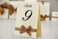 Eleganckie Numerki na Stół z Kokardką | Belisa nr 1