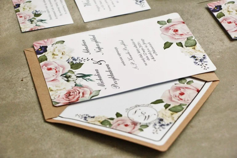 Romantyczne zaproszenia z pastelowymi różami i złoceniem | Eleganckie zaproszenia weselne