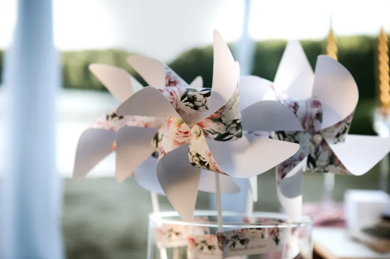 wiatraczki jako podziękowanie za udział w weselu białe w kwiaty