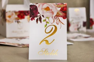 Numery stolików, stół weselny, ślub - Sorento nr 7 - Bordowo-pudrowe kwiaty - dodatki ślubne ze złoceniem